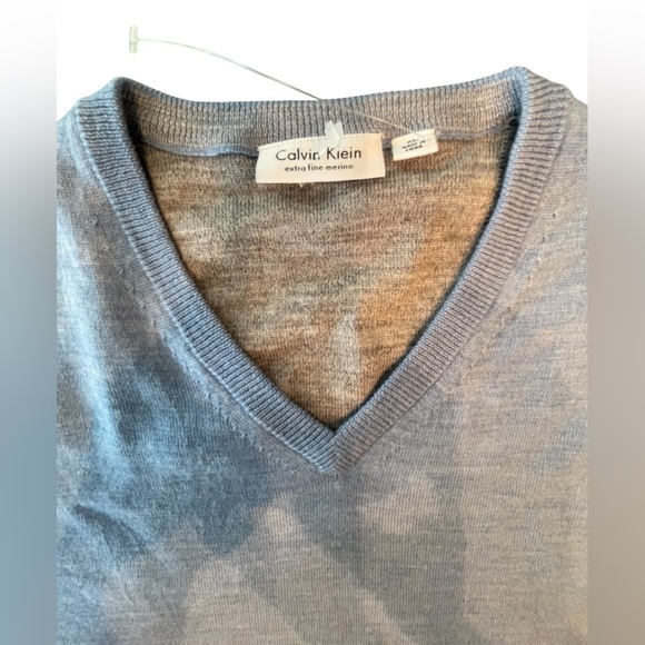 💙🩶NWOT Calvin Klein Light Blue/Gray Men’s V-Neck Sweater size XL.  SOFT - Picture 2 of 7